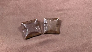"Antiguo par de botones de baquelita tallados grandes de 1 1/4"" BB33" - Imagen 1 de 5