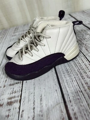 Talla 9C-Air Jordan 12 Retro Desierto Arena Púrpura Talla 9C Niño Buen Estado Foto 1 de 4