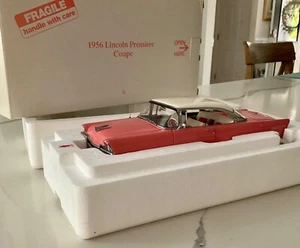 Danbury Mint 1:24 1956 Lincoln Premier Coupé in corallo e bianco - Foto 1 di 9