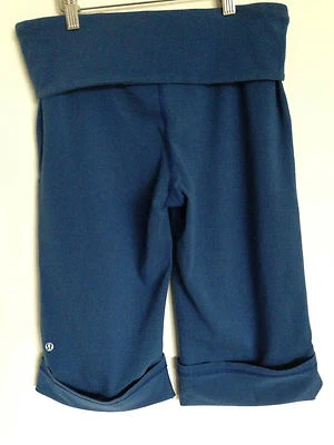 Lululemon Crop Capri Pant Roll Down Snap Bottom Blue Flower Design Size 6 - Image 1 of 4