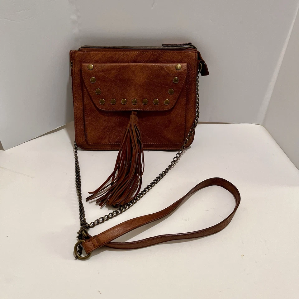 Camiseta e jeans marrom tiracolo bolsa dourada tachas borla boho faroeste - Imagem 1 de 4