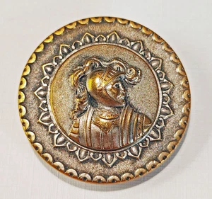 König Artus ~ großer antiker Messing Bild Knopf ~ 1-7/16" ~ AP&C Paris Depose - Bild 1 von 5