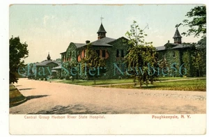 Poughkeepsie NY - HUDSON RIVER STATE HOSPITAL CENTRAL GROUP W/ IVY - Postcard - Picture 1 of 2