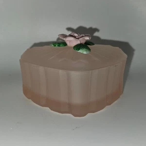 Vintage Frosted Pink Glass Heart Trinket Box with Porcelain Rose Lid Vanity Déco - Picture 1 of 8