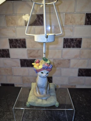 De colección Gato Blanco con Sombrero de Fruta en Almohada Luz de Té Candelabro Metal Lámpara Pantalla 9" Foto 1 de 4