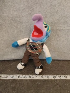 Disney Just Play Jim Henson Muppets Gonzo Peluche 14” con Argyle Suéter Chaleco - Imagen 1 de 8