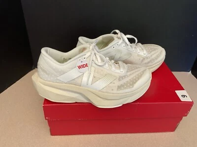 Novo! Tênis de corrida feminino New Balance FuelCell Rebel v4 branco/bege. Tamanho 6-2E. - Imagem 1 de 4