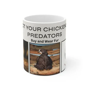 Divertida Taza de Pollo con Coyote y Abrigo de Piel - Taza Humorosa Pollos de Patio Trasero - Imagen 1 de 5
