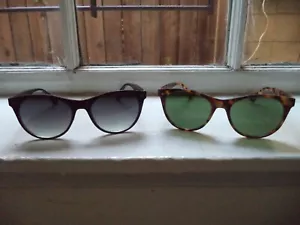 2 gafas de sol Urban Outfitters negras/degradadas vino y tortuga/verdes - Imagen 1 de 10