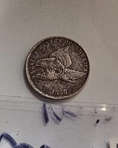 Moneda de un centavo águila voladora 1858 letras pequeñas forma muy fina tiene plumas de cola - Imagen 1 de 3