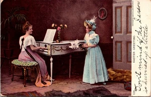 AK Ostergruß Damen im Osteroutfit Haube Blumen singen Klavier P - Bild 1 von 2