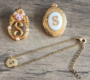 3 Stück drei S Initialen Vintage Schmuckstücke Armband Anhänger Medaillon Grannycore - Bild 1 von 12