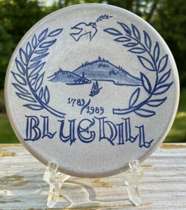 1789/1989 Zweihundertjähriger Blue Hill Maine verzierter Rowantrees Keramik Untersetzer 6,25 Zoll - Bild 1 von 8