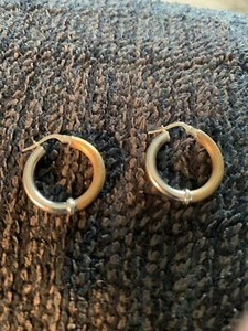 18k Gold 2 Tone Pair Of Hoop Pierced Earrings 3.4 Grams - Picture 1 of 2