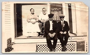 Photograph Elmer Bretthauer Sitting on Porch Family - Bild 1 von 3