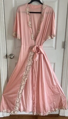 VTG Peach Pink Robe Dressing Nylon Gown Ecru Lace Front & Sleeve Trim Sz Small - Image 1 of 4