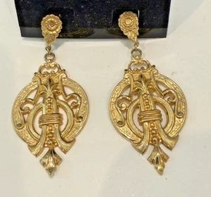 VINTAGE GOLD TONE METAL ETRUSCAN STYLE 2-1/2" LONG CLIP EARRINGS - Picture 1 of 4