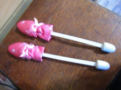 PAR de camillas de zapatos vintage de madera y metal satinado rosa para mujer - años 50 Foto 1 de 4