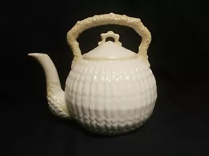 Vintage Belleek Limpet Muster Heißwasser Teekanne und Deckel, gelber Akzent, grüne Markierung - Bild 1 von 12