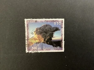 NEW ZEALAND USED SINGLE-1997 $10 Mt RAPEHUE SG 1935 - Picture 1 of 1