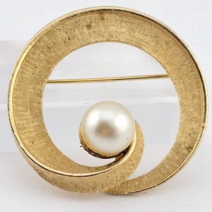 Broche prendedor vintage Pegasus Coro firmado perla Lucite tono dorado remolino pasarela 2" - Imagen 1 de 8