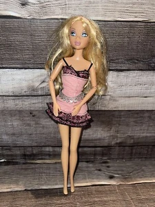 RARO 2006 BARBIE MY SCENE ESTILO REBELDE MUÑECA KENNEDY CABELLO RUBIO ROSA CINTURÓN DE VESTIDO - Imagen 1 de 3