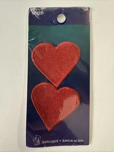 Coppia di applique Wrights da cucire 1,75" cuore rosso ~nuovi con scatola - Foto 1 di 2