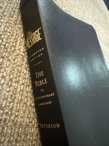 2002 The Message Bible Numbered Edition in Contemporary Language Black Leather - Foto 1 di 9