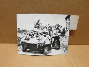 GUERRE 1939-45 photo char américain sur la route de Normandie vers la Bretagne - Picture 1 of 2