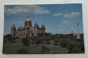 State Capitol & Grounds Des Moines, Iowa. Postcard (U1) - Picture 1 of 2