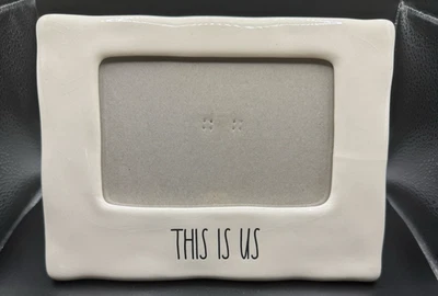 Marco de fotos Rae Dunn colección artesanal THIS IS US 5”x7” blanco negro letras Foto 1 de 3