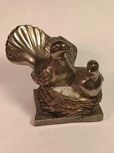 Messing Metall Taubenpaar sitzend auf einem Nest Figur - Bild 1 von 8