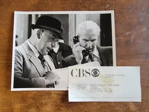 Foto de prensa de 1973 de CBS Kojak Telly Savalas-Bart Burns vintage - Imagen 1 de 2