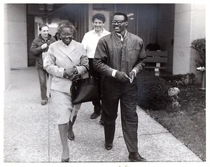 Original 1987 Walter Payton & Mother Chicago Sun-Times Wire Photo Bears - Picture 1 of 1