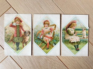 Série de 3 Chromos - Fillette aux chiens & chats - XIXe C13 - Foto 1 di 2