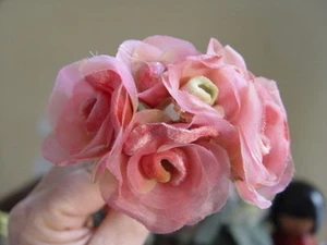 FLORES DE SOMBRERERÍA DE TERCIOPELO Y ORGANZA - ROSAS ROSA BRILLANTE - Imagen 1 de 4