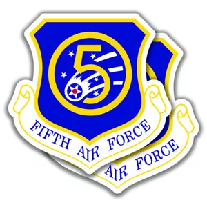5° FIFTH AIR FORCE DECALCOMANIE USA 2 adesivi militari Bogo - Foto 1 di 1
