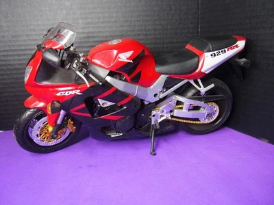 DIECAST MODEL - 2001 HONDA CBR929RR - Image 1 of 4