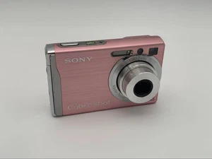 Cámara compacta Sony Cyber-shot DSC-W80 rosa probada funcionando desde Japón - Imagen 1 de 7