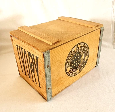 Caja de madera con bisagras jabón marfil marca comercial Procter & Gamble’s vintage 6x6x9 Foto 1 de 4