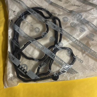 Genuine Mopar 2001-2003 Jeep Grand Cherokee Valve Cover Gasket Right 53020878 - Image 1 of 2