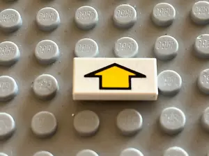 Lego Space weiße Fliese 1 x 2 mit Pfeilmuster 3069bp13 /Set 6887 6958 6983 6933 - Bild 1 von 1