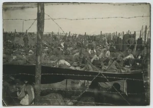 Guerre de 1914-18. Prisonniers allemands dans un camp. - Imagen 1 de 1