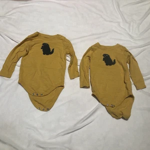 TWIN SET Matching Button Yellow Dinosaur Sleeper Baby Clothes Garanimal18 Month - Picture 1 of 5
