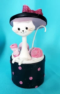 AVON - 2011 PLAYFUL PALS -  CAT IN HATBOX ORNAMENT - Picture 1 of 5