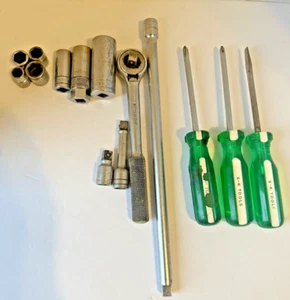 LOTE HERRAMIENTAS OFSK, TRINQUETE 3/8", EXTENSIÓN 12", ENCHUFES, DESTORNILLADORES 14 PIEZAS - Imagen 1 de 7