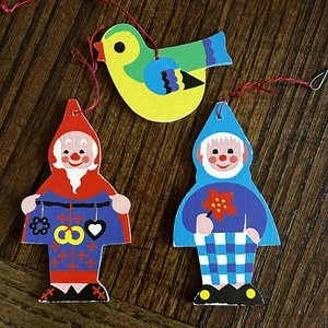 Set 3 ornamenti in legno vintage Erzgebirge gnomi tedeschi uccellino piatto traforato - Foto 1 di 5