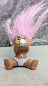 1992 TNT Troll Puppe Figur sitzend Baby Trinkflasche Windel lila Haare - Bild 1 von 9