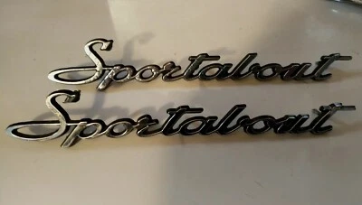 Lote Juego de 2 Emblemas de Guardabarros Cromo AMC Hornet 'SPORTABOUT" Vagón Script OEM Foto 1 de 4