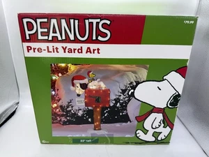 Peanuts vorbeleuchteter Weihnachtshof Kunst 32" hoch: Snoopy Woodstock auf Briefkasten Brief - Bild 1 von 4